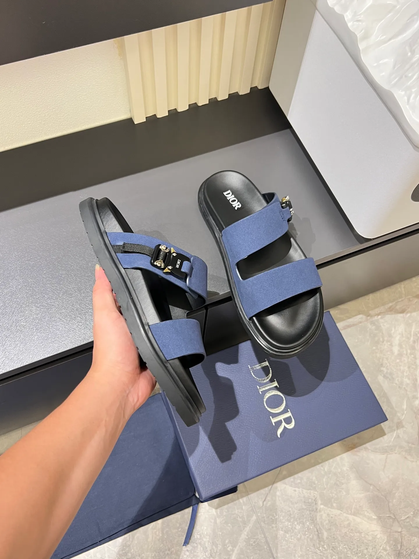 Men's Men's Shoes 💰p320 Dio* Men's Sandals Slippers. Showcasing Dior haute couture design. The Dior gray suede strap is accented with an aluminum Dior buckle for added style. Paired with a comfortable tonal notch sole, they pair easily with shorts or jeans for a sophisticated look. Main body: suede cow leather, technical fabric lining: cow leather, with adjustable straps, aluminum Dior buckle, Dior gray EVA insole, tonal notched rubber outsole splicing structure, size: 38-44 (customized at 45.46)